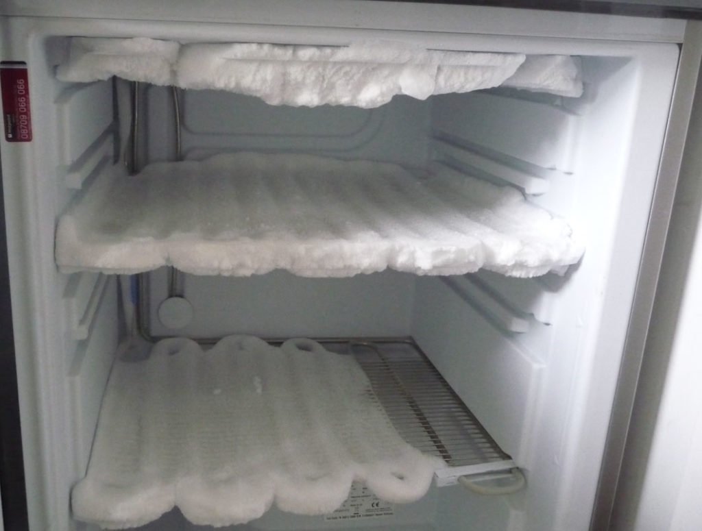Когда холодильник начинает морозить